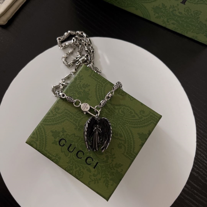 G*u*i necklaces